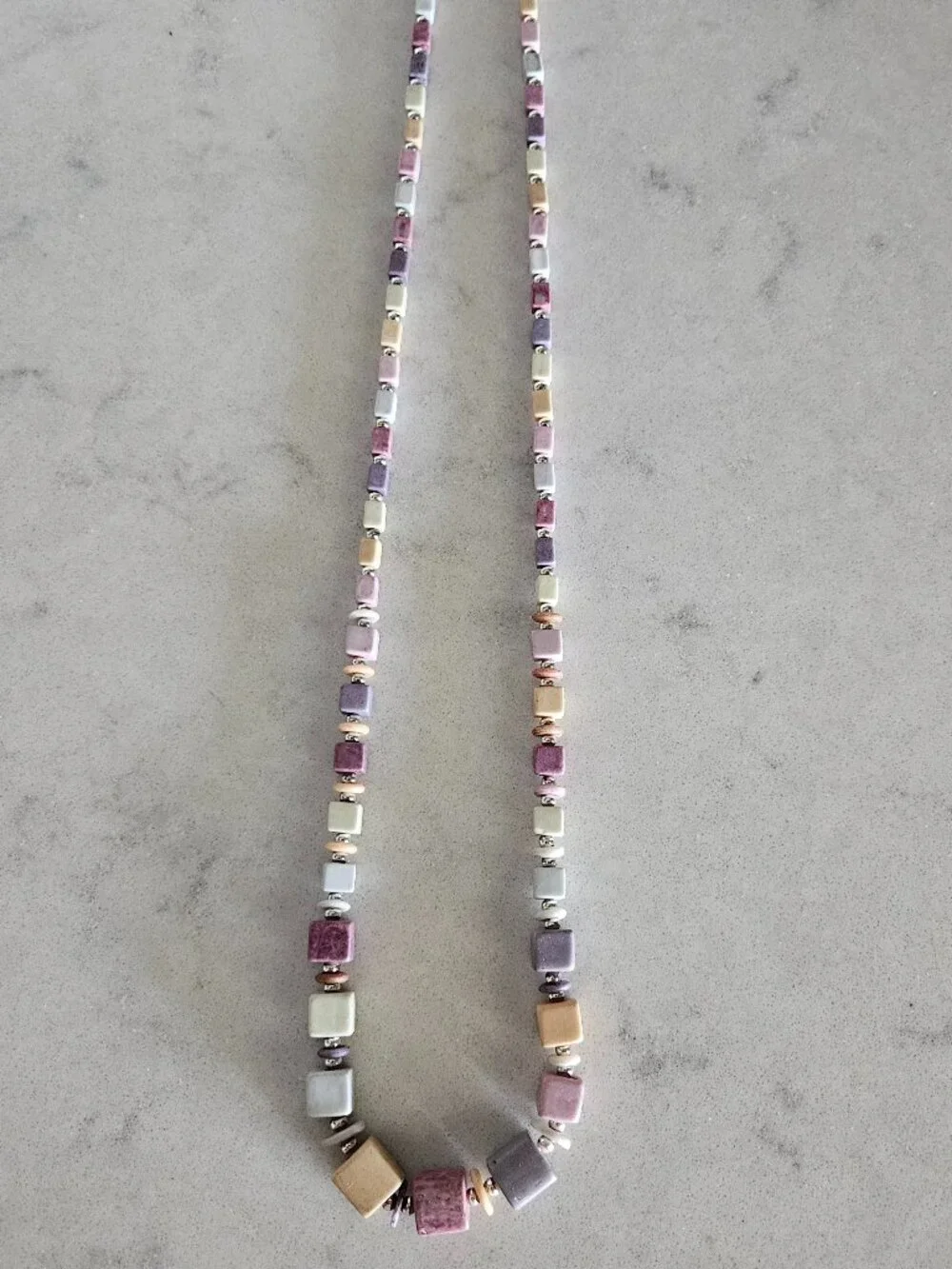 RARE & VINTAGE NECKLACE W/ CUBES & DISKS IN MUTED TONES OF ROSE, PLUM, TAN, GRAY